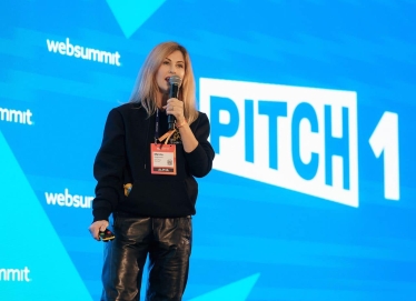 Марина Авдєєва під час пітчу на Web Summit-2023