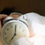 Чому шкідливо вставати за будильником і як можна знизити цю шкоду