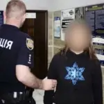 В Одесі жінка сходила в туалет на газон посеред міста і витерлася державним прапором