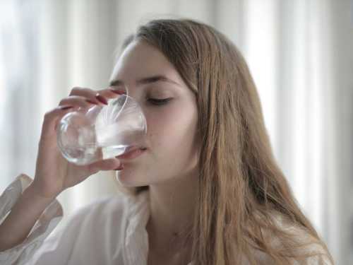 Вживання води перед сном — користь чи шкода