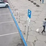 У Дніпрі затримали чоловіка, який бив жінок посеред вулиці