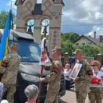 На Тернопільщині затримали чоловіка, який зривав прапори та портрети з могил військових