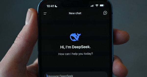 Чат-бот DeepSeek: хто заснував стартап DeepSeek і чому чат-бот – конкурент GPT та Llama