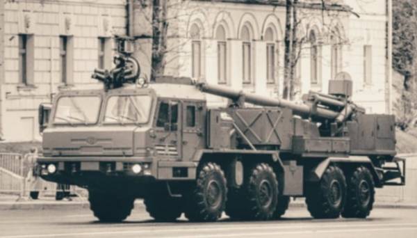 Парадні колони в Москві: радянська артилерія в новій обгортці