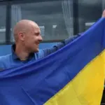 “Ви не бачили мого сина?”: родичі військовополонених прийшли зустрічати звільнених захисників