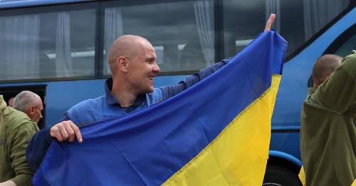 “Ви не бачили мого сина?”: родичі військовополонених прийшли зустрічати звільнених захисників