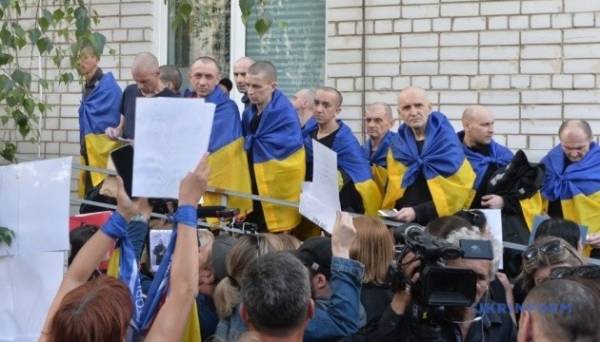 З вірою й надією: репортаж з місця обміну полоненими