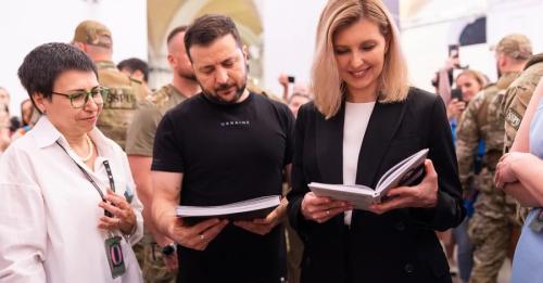 Зеленські купили на “Книжковому Арсеналі” низку книг, які передадуть на фронт