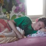 Лікар розповів, яку позу найкраще обрати для сну, щоб вранці не боліла спина і шия