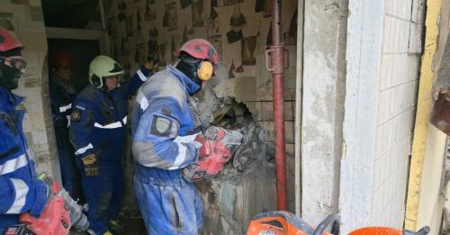 У Києві з-під завалів будинку врятували чоловіка