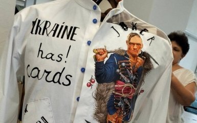 Усик отримав у подарунок ексклюзивну вишиванку перед боєм з Дюбуа