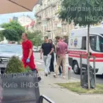 У центрі Києва дівчина на Mercedes влетіла до літньої тераси кафе, є постраждалі