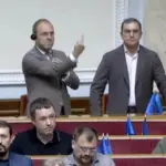 Народний депутат Сергій Власенко показував середній палець у Верховній Раді
