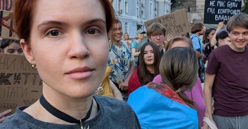 Безугла показала довідку про доступ до держтаємниц