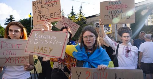 Другий день протестів в Україні: на акції проти законопроєкта щодо НАБУ вийшло вдвоє більше людей