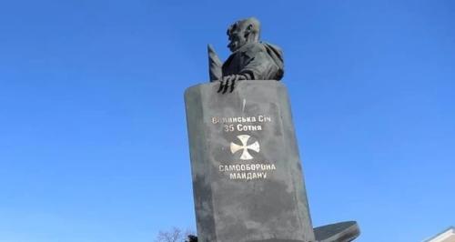 На Тернопільщині підліток заліз на пам’ятник герою Небесної сотні, щоб зробити селфі