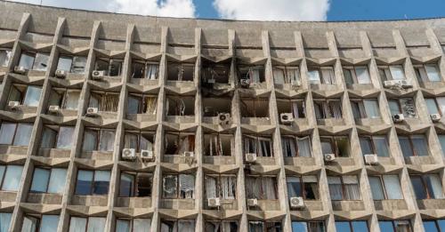 Російський дрон влучив у будівлю ОВА у Сумах