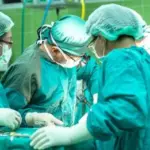 У Чернівцях лікарі під обстрілами рятували тяжкохвору дівчинку, яка перестала дихати
