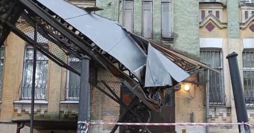 У Києві буря пошкодила один із найвідоміших будинків на Лукʼянівці