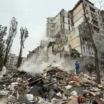 У Києві після російської атаки завалився під’їзд п’ятиповерхівки, під руїнами є люди