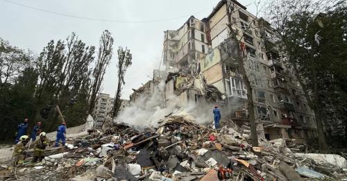У Києві після російської атаки завалився під’їзд п’ятиповерхівки, під руїнами є люди