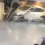 У Києві автомобіль на швидкості влетів у ТРЦ Ocean Plaza