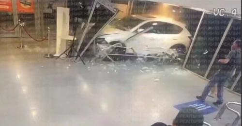 У Києві автомобіль на швидкості влетів у ТРЦ Ocean Plaza