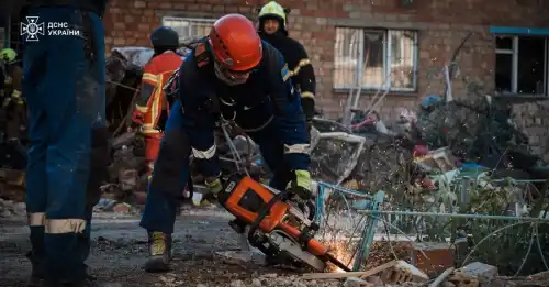 У Києві через нічну атаку пошкоджено сортувальне депо Нової пошти