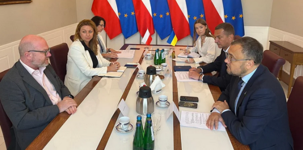 МВС Польщі працює над врегулюванням правового статусу українців після вето Навроцького