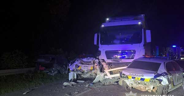 ДТП у Хмельницькій області: водій влетів у поліцейських