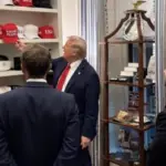 Трамп у Білому домі показав Зеленському та Макрону свою кепку “Ще чотири роки”