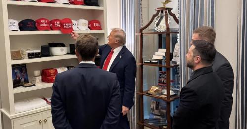 Трамп у Білому домі показав Зеленському та Макрону свою кепку “Ще чотири роки”