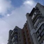 У Києві чоловік упав з 19-го поверху та вижив: що його врятувало