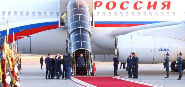 Путін летів до Китаю на чотири дні, щоб відвідати парад разом із Сі Цзіньпіном
