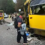 У Києві маршрутка врізалася в автобус на зупинці, є постраждалі