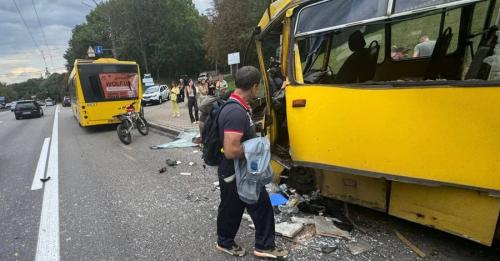 У Києві маршрутка врізалася в автобус на зупинці, є постраждалі