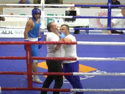 Тренер напав на рефері та схопив його за горло на рингу. На чемпіонаті Європи з боксу розгорівся скандал. Відео