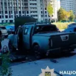 У Києві підірвали пофарбовану під військову автівку, власник отримав незначні травми