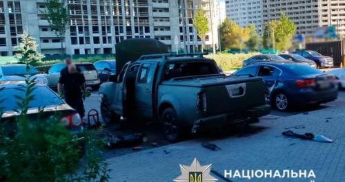 У Києві підірвали пофарбовану під військову автівку, власник отримав незначні травми