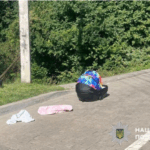У Львові чоловік поставив колиску з немовлям на дах автомобіля та поїхав