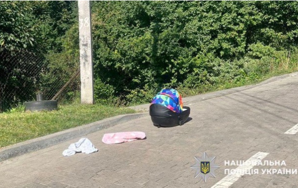 У Львові чоловік поставив колиску з немовлям на дах автомобіля та поїхав