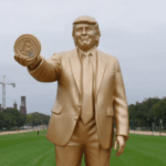 У Вашингтоні перед Капітолією з'явилася гігантська статуя Трампа з біткойном у руці.