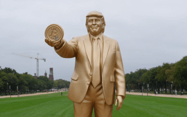 У Вашингтоні перед Капітолією з'явилася гігантська статуя Трампа з біткойном у руці.