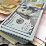 Курси обміну валют: скільки просять за долар і євро