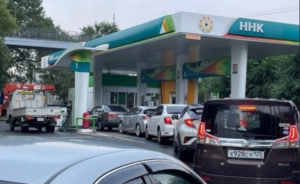 Все за талонами: у Донецьку окупанти мають великі проблеми з бензином