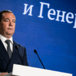 Зеленський запропонував мешканцям Кремля шукати бомбосховища: у Медведєва влаштувалася істерика
