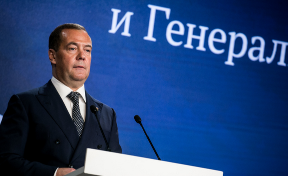 Зеленський запропонував мешканцям Кремля шукати бомбосховища: у Медведєва влаштувалася істерика
