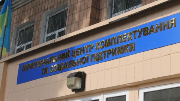 Група невідомих напала на Калуський торговий центр та звільнила “заручників”