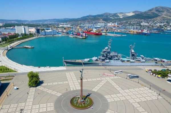 Новоросійськ атакували безпілотники з моря та повітря: були вибухи, спалахнула пожежа