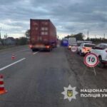 Біля Одеси вантажівка в’їхала у пересувний блокпост, є жертви.